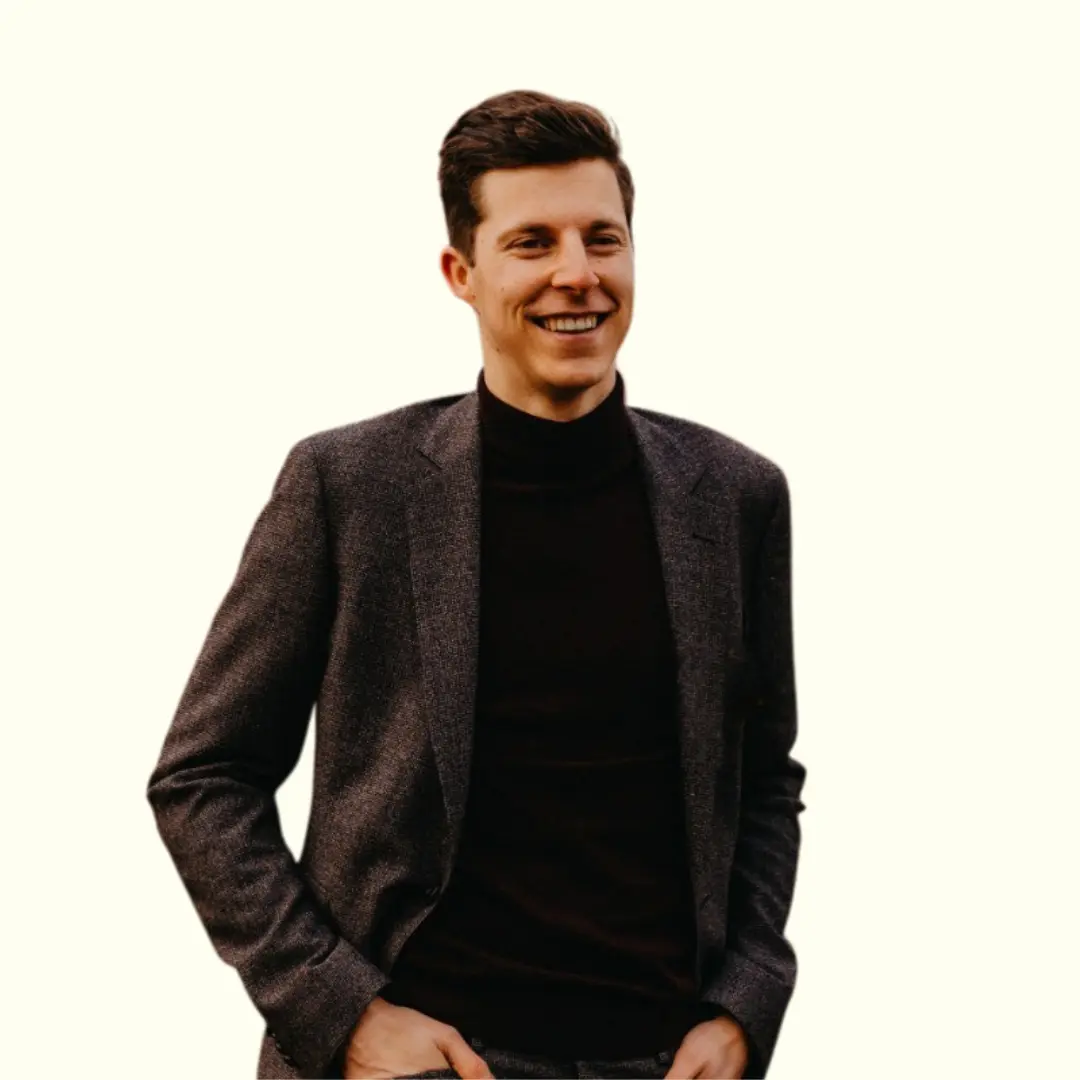 Maarten staat tegen een effen, lichtgekleurde achtergrond. Hij draagt een donker coltrui-shirt onder een nette, donkergrijze blazer. De handen rusten losjes in de broekzakken, wat een ontspannen houding geeft. De kleding oogt verzorgd en formeel, geschikt voor een zakelijke of professionele setting
Center Parcs, mensen, Hai, Albron, Hutten, baan, werk