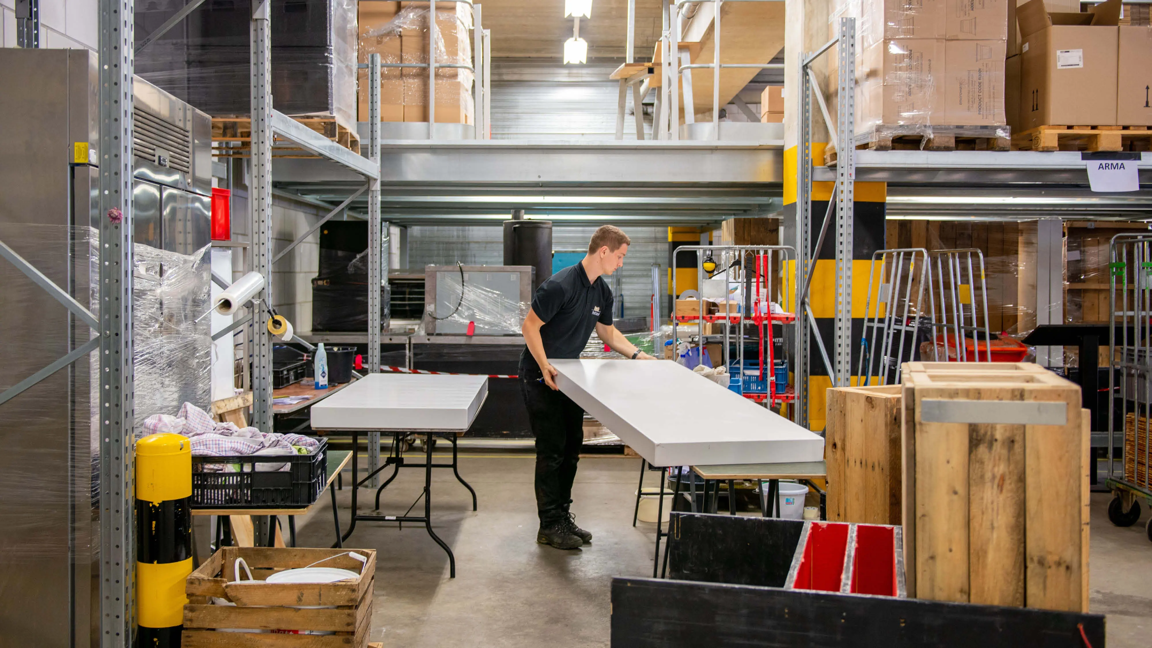 Productie Hai Hai staat voor samen doen, met aandacht voor mensen en voor wat we maken. We geloven in vakmanschap, verantwoordelijkheid nemen en blijven verbeteren. Of je nu in productie of logistiek werkt: jouw bijdrage telt. We kijken naar wie je bent, wat je kunt en waar je naartoe wilt groeien. Dat voelt misschien gewoon, maar dat is precies hoe wij het graag doen.